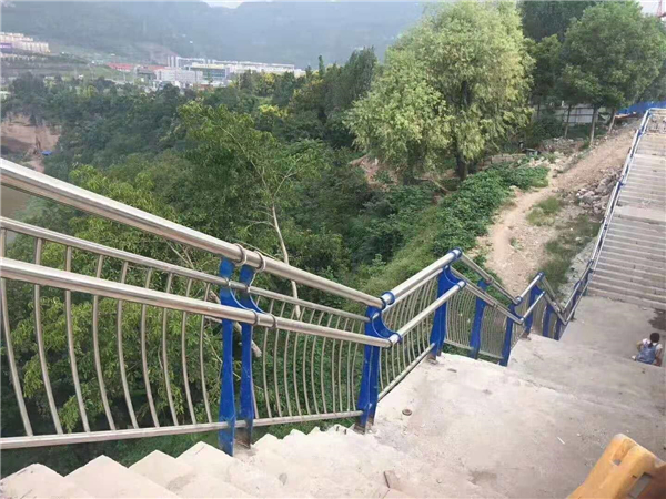 漳州不锈钢复合管护栏的特点与优势