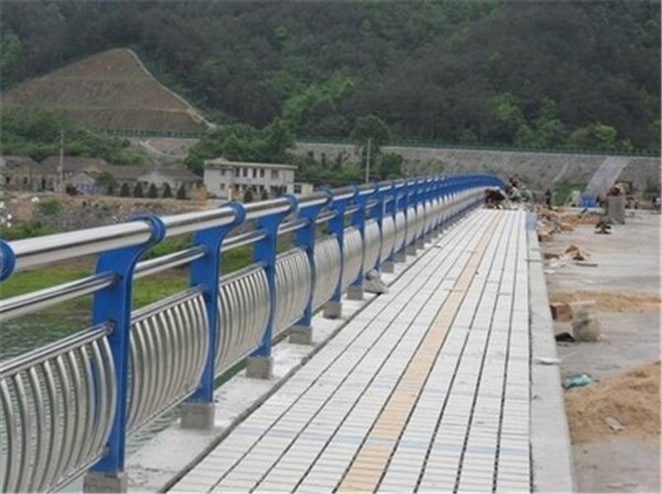 漳州不锈钢桥梁护栏的特性及其在现代建筑中的应用